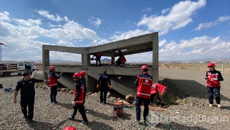 Deprem bölgesinde arama kurtarma görevine koşan öğretmenler için eğitimler sürüyor