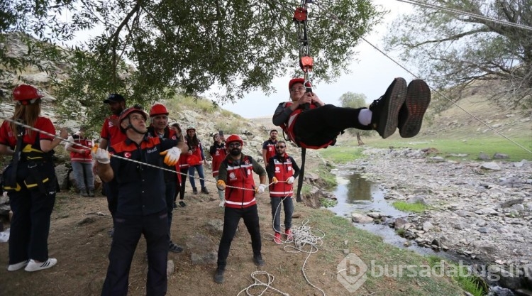 Deprem bölgesinde arama kurtarma görevine koşan öğretmenler için eğitimler sürüyor
