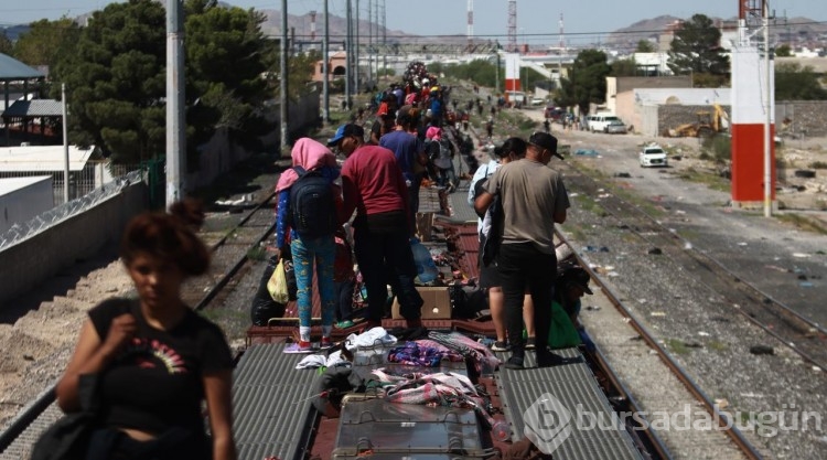Göçmenlerin yük treni üzerinde umut yolculuğu