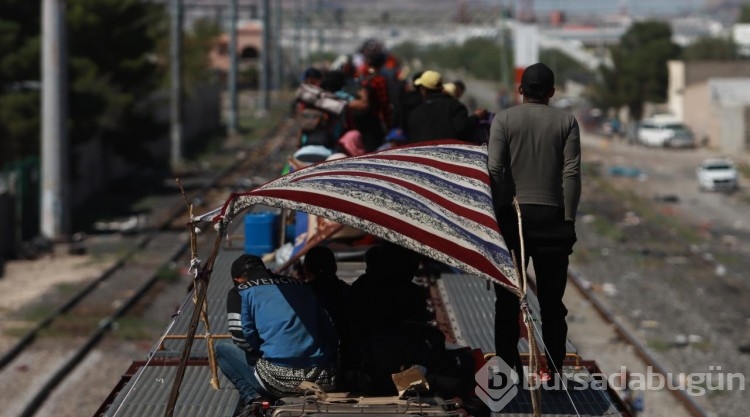 Göçmenlerin yük treni üzerinde umut yolculuğu