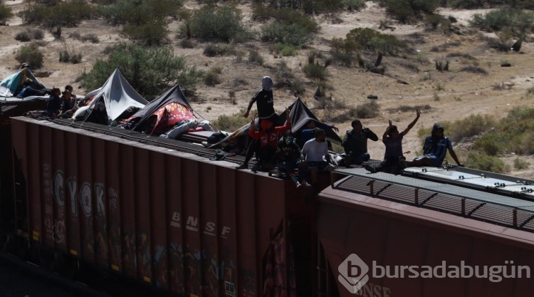Göçmenlerin yük treni üzerinde umut yolculuğu