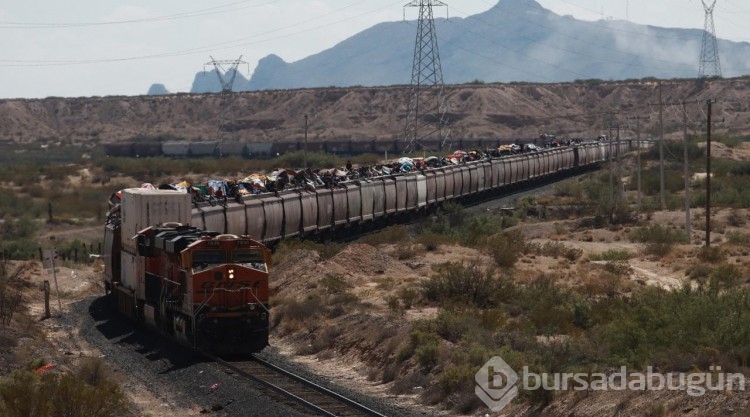 Göçmenlerin yük treni üzerinde umut yolculuğu