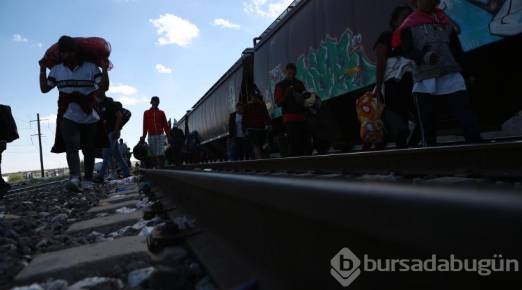 Göçmenlerin yük treni üzerinde umut yolculuğu