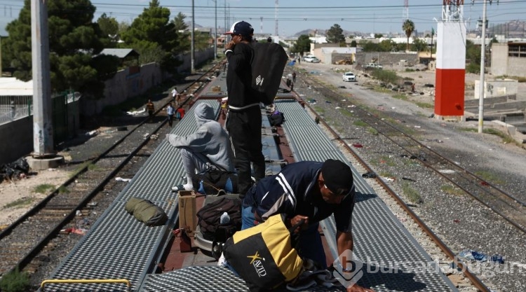 Göçmenlerin yük treni üzerinde umut yolculuğu