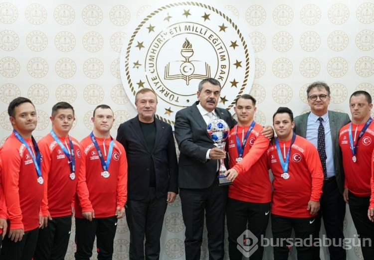 Down Sendromlu Futsal Milli Takımı, Milli Eğitim Bakanı Tekin'i ziyaret etti