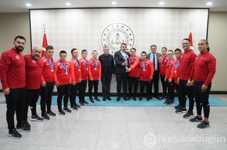 Down Sendromlu Futsal Milli Takımı, Milli Eğitim Bakanı Tekin'i ziyaret etti