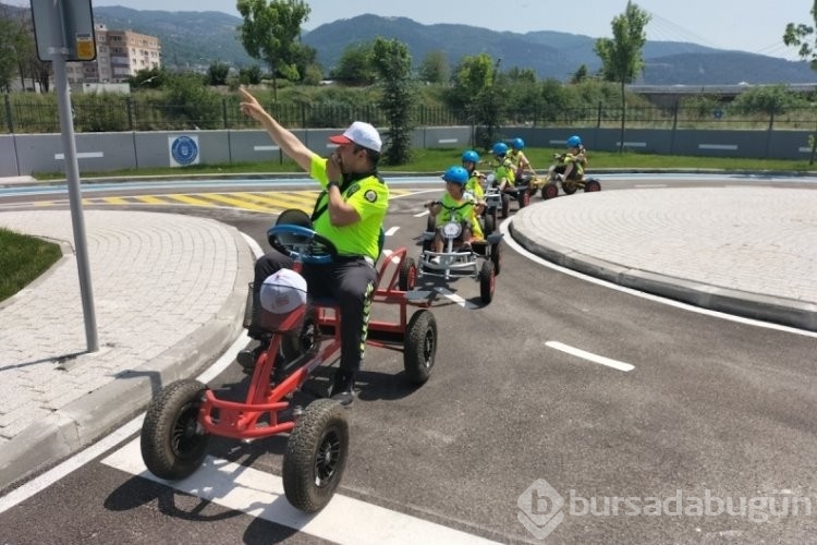 Bursa polisi öğrencilere çocuk trafik eğitimi verdi
