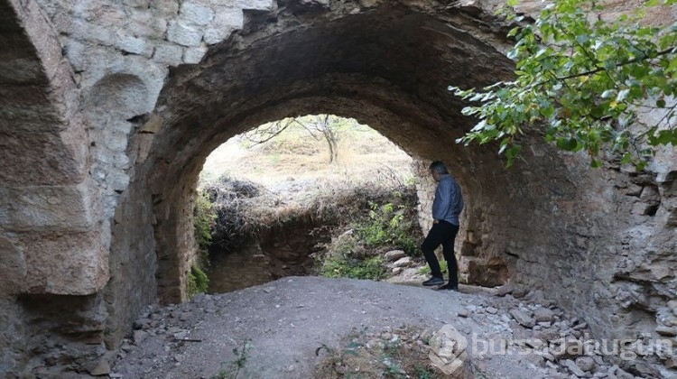 Defineciler kiliseye musallat oldu, her yeri talan ettiler