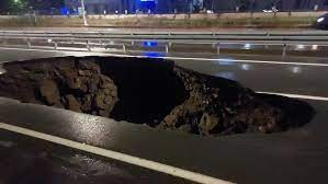 Rize'de yağışlar nedeniyle çöken yolda çalışma başlatıldı