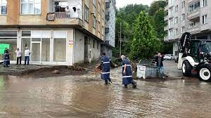 Rize'de yağışlar nedeniyle çöken yolda çalışma başlatıldı
