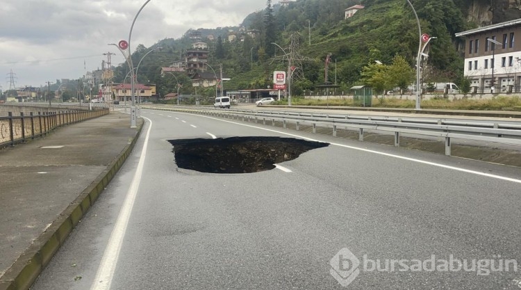 Rize'de yağışlar nedeniyle çöken yolda çalışma başlatıldı
