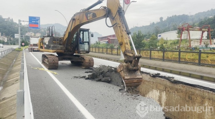 Rize'de yağışlar nedeniyle çöken yolda çalışma başlatıldı
