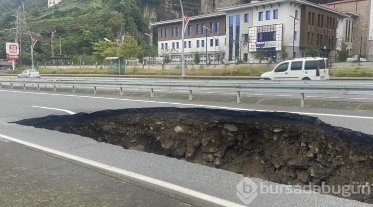Rize'de yağışlar nedeniyle çöken yolda çalışma başlatıldı
