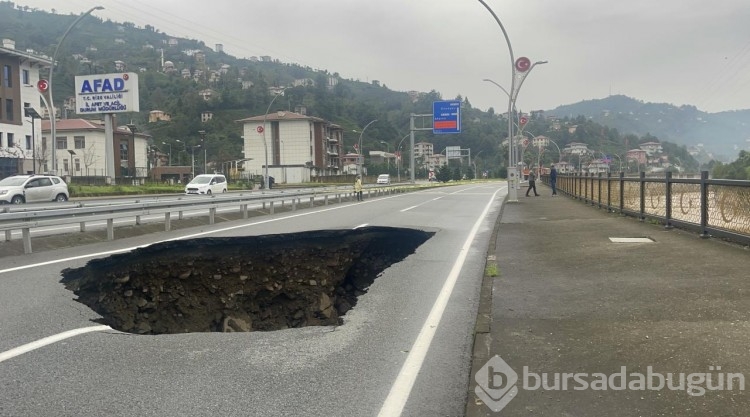 Rize'de yağışlar nedeniyle çöken yolda çalışma başlatıldı
