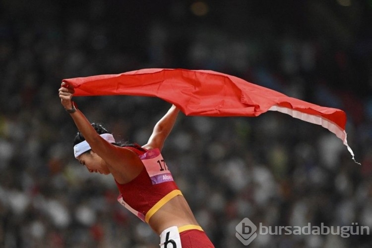 Çin'den birbirine sarılan iki atletin fotoğrafına sansür
