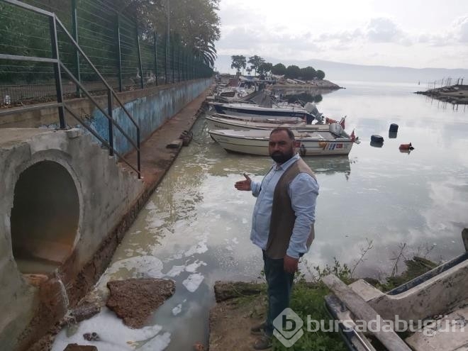 Yağmur suyu rögarına kimyasal madde boşaltıldı
