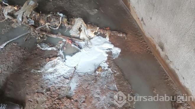 Yağmur suyu rögarına kimyasal madde boşaltıldı