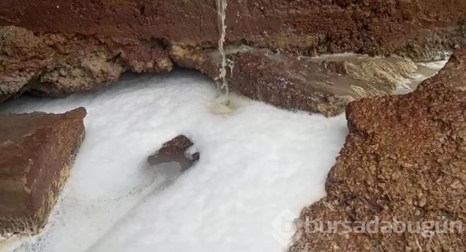 Yağmur suyu rögarına kimyasal madde boşaltıldı