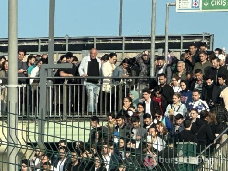 İstanbul'da metrobüs duraklarında yoğunluk yaşandı