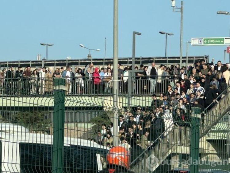 İstanbul'da metrobüs duraklarında yoğunluk yaşandı