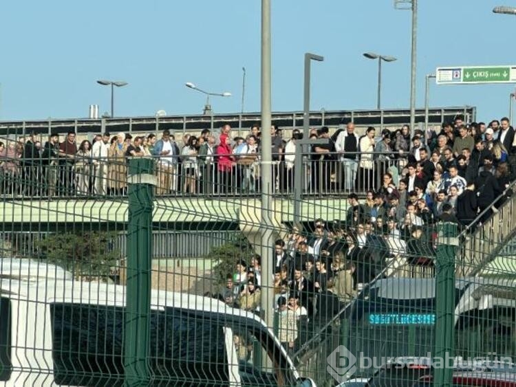 İstanbul'da metrobüs duraklarında yoğunluk yaşandı