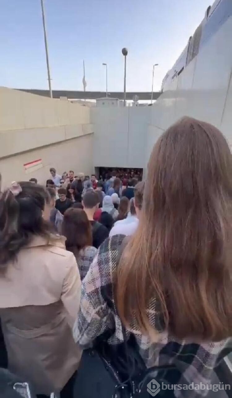İstanbul'da metrobüs duraklarında yoğunluk yaşandı