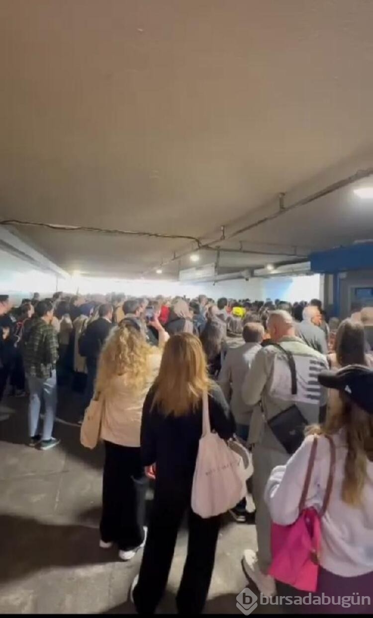 İstanbul'da metrobüs duraklarında yoğunluk yaşandı