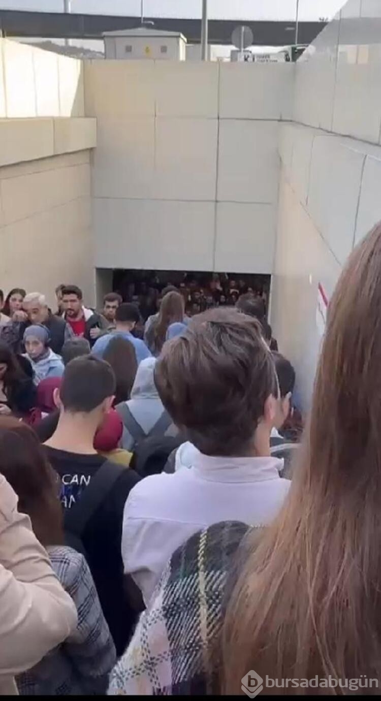 İstanbul'da metrobüs duraklarında yoğunluk yaşandı