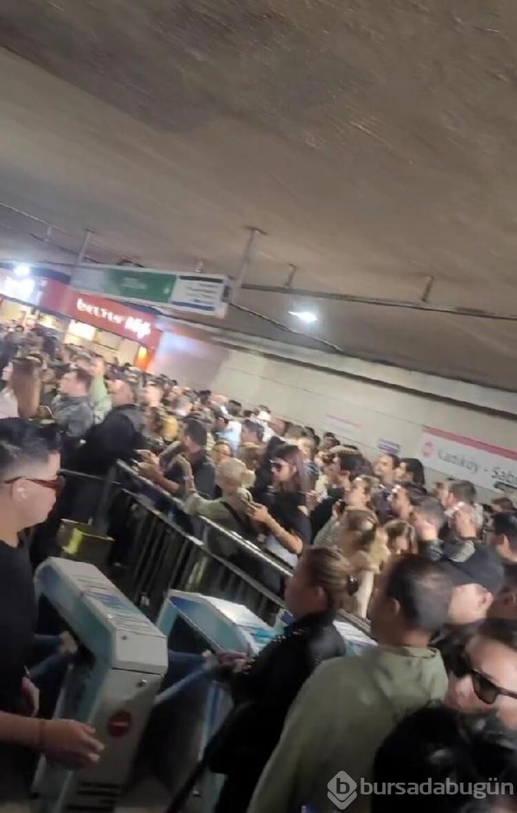 İstanbul'da metrobüs duraklarında yoğunluk yaşandı