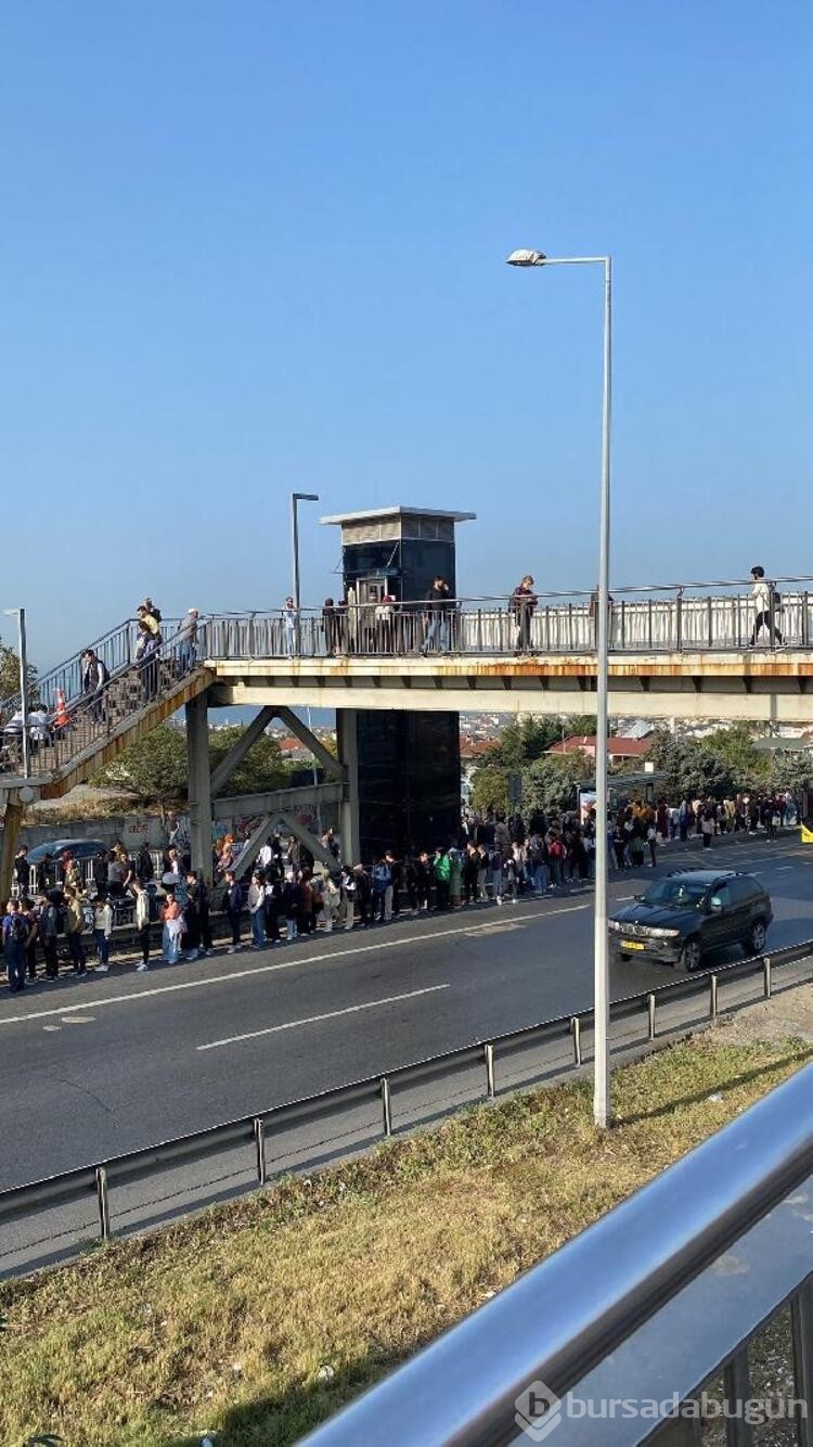 İstanbul'da metrobüs duraklarında yoğunluk yaşandı