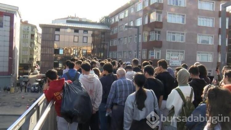 İstanbul'da metrobüs duraklarında yoğunluk yaşandı