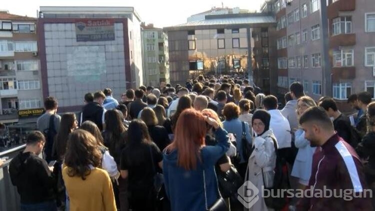 İstanbul'da metrobüs duraklarında yoğunluk yaşandı
