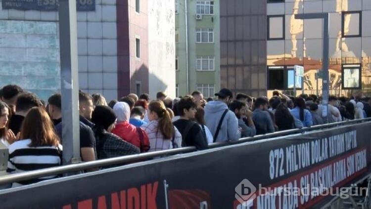 İstanbul'da metrobüs duraklarında yoğunluk yaşandı