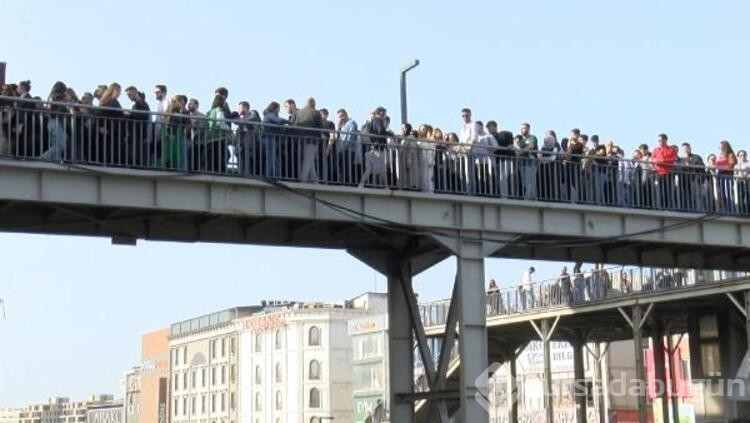 İstanbul'da metrobüs duraklarında yoğunluk yaşandı
