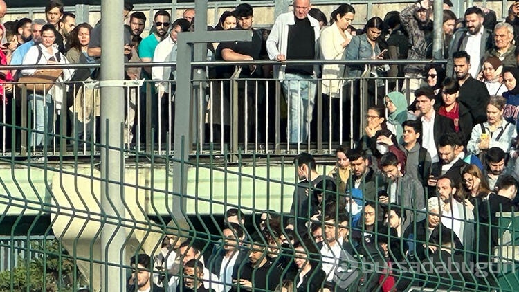 İstanbul'da metrobüs duraklarında yoğunluk yaşandı