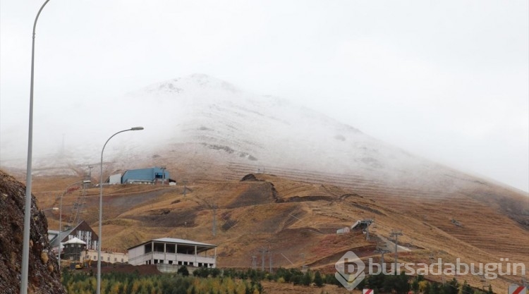 Erzurum'un yüksek kesimlerine mevsimin ilk karı yağdı
