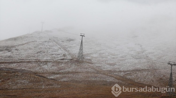 Erzurum'un yüksek kesimlerine mevsimin ilk karı yağdı
