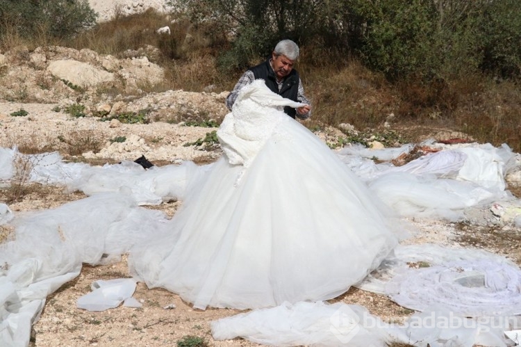 Boş arazide onlarca gelinlik bulundu