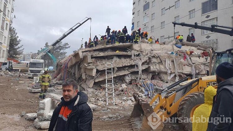 Depremde 100 kişinin öldüğü binanın 2 müteahhidi ve arsa sahiplerine 22,5 yıl hapis istemi