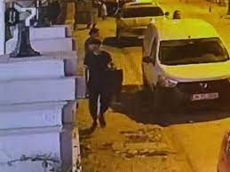 Hırsız güvenlik kamerasını görünce çaldığı telefonu geri verdi