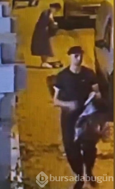 Hırsız güvenlik kamerasını görünce çaldığı telefonu geri verdi