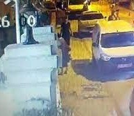 Hırsız güvenlik kamerasını görünce çaldığı telefonu geri verdi