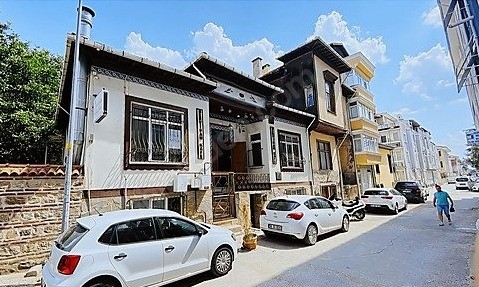 Hırsız güvenlik kamerasını görünce çaldığı telefonu geri verdi