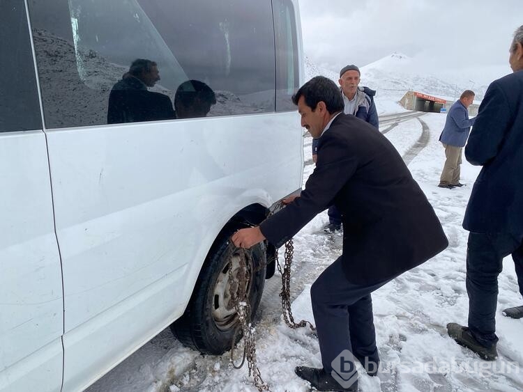 Van- Bahçesaray yolunda kar kalınlığı 10 santimetreye ulaştı