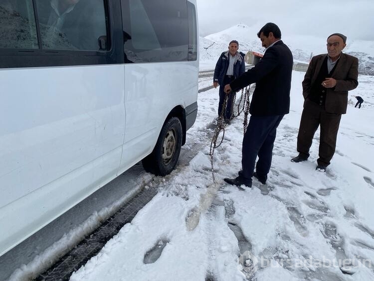 Van- Bahçesaray yolunda kar kalınlığı 10 santimetreye ulaştı