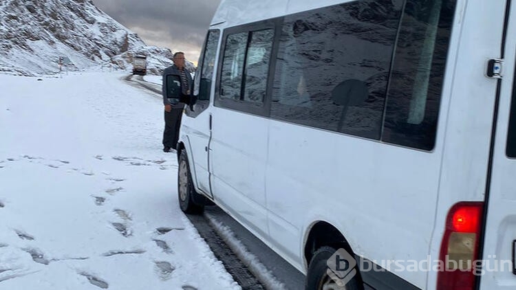 Van- Bahçesaray yolunda kar kalınlığı 10 santimetreye ulaştı