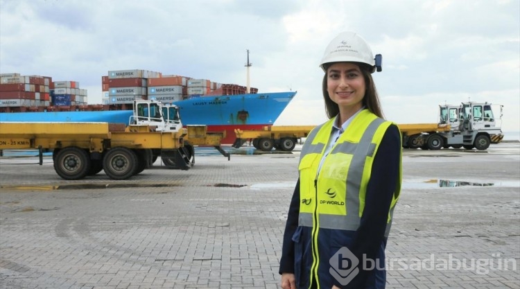 Temizlik görevlisi olarak başladığı limanda tonlarca ağırlıktaki yükleri taşıyor
