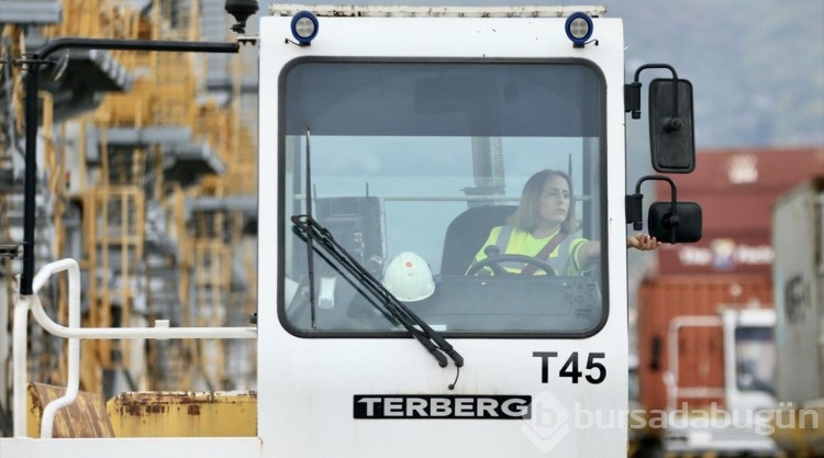 Temizlik görevlisi olarak başladığı limanda tonlarca ağırlıktaki yükleri taşıyor
