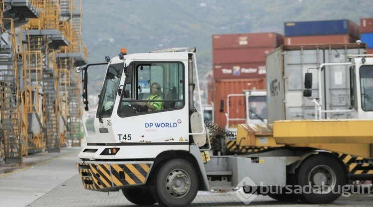 Temizlik görevlisi olarak başladığı limanda tonlarca ağırlıktaki yükleri taşıyor
