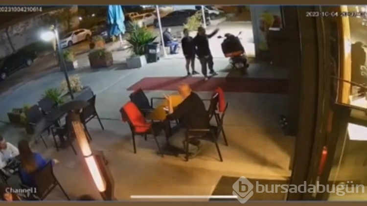 Kafenin bahçesinden motosikletle geçti